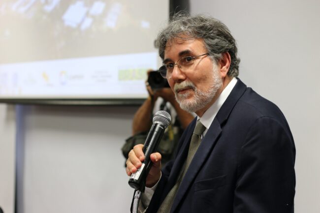 Carlos Américo Pacheco, diretor-geral do CNPEM, discursa durante cerimônia solene de apresentação