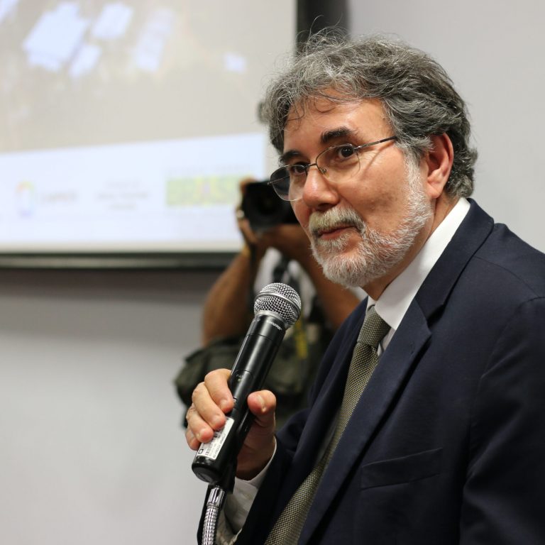Carlos Américo Pacheco, diretor-geral do CNPEM, discursa durante cerimônia solene de apresentação
