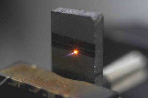 O laser utilizado emitia, em intervalos extremamente curtos, pulsos muito energéticos, concentrados em área reduzida ( foto: LNLS)