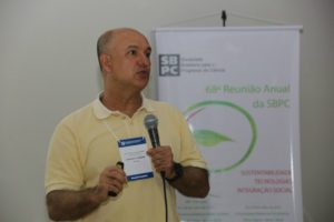 O engenheiro agrônomo Gonçalo Pereira, da Universidade Estadual de Campinas (Unicamp), em palestra na 68ª Reunião Anual da Sociedade Brasileira para o Progresso da Ciência (SBPC), em Porto Seguro (BA). Crédito: Ascom/MCTIC