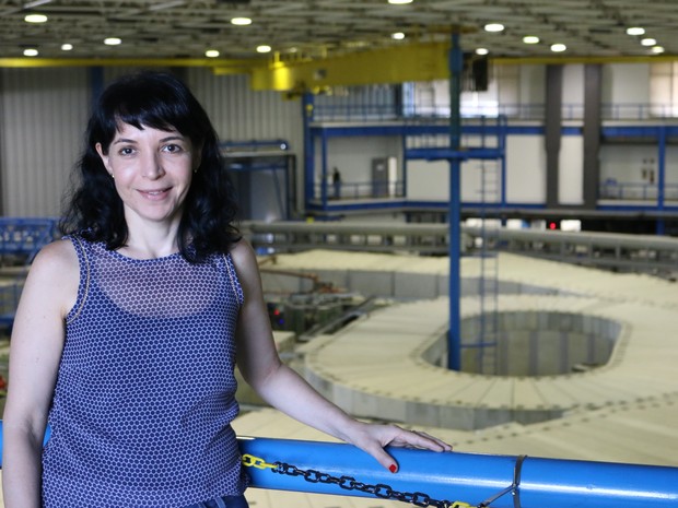 Cristiane Rodella, pesquisadora, junto a acelerador de partículas do LNLS (Foto: Divulgação/LNLS)