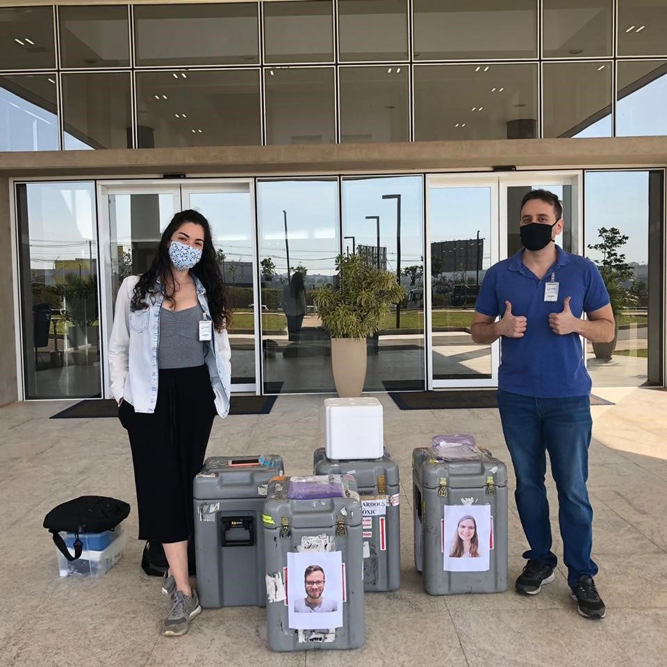 Pesquisadores da USP na chegada ao Sirius exibem fotos dos colaboradores que ficaram em São Carlos