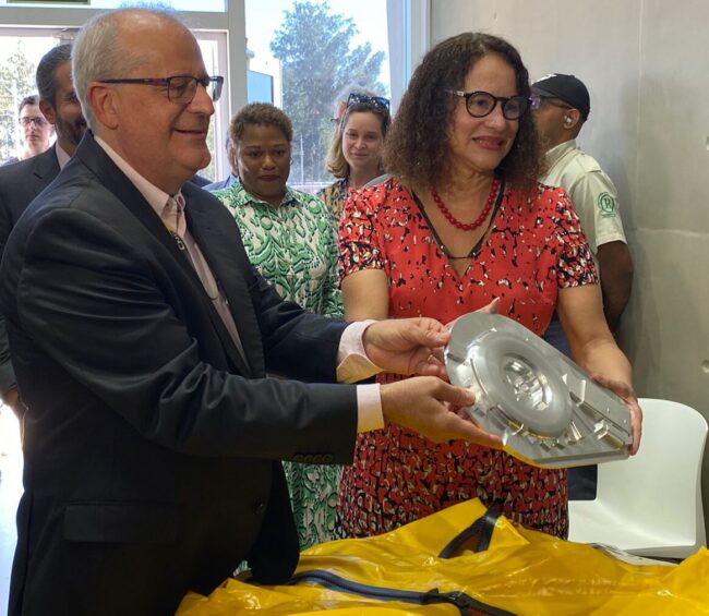 ministra MCTI Diretor-Geral do CNPEM Antonio José Roque da Silva ao lado da ministra Luciana Santos, em mãos de uma maquete do Orion conectado ao Sirius (Créditos: Divulgação/CNPEM)
