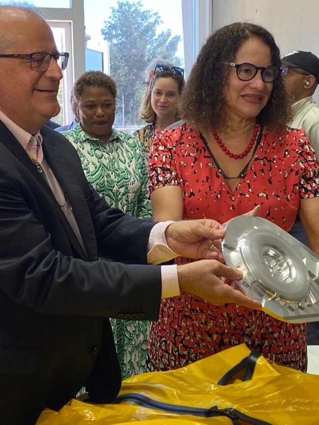 ministra Diretor-Geral do CNPEM Antonio José Roque da Silva ao lado da ministra Luciana Santos, em mãos de uma maquete do Orion conectado ao Sirius (Créditos: Divulgação/CNPEM)