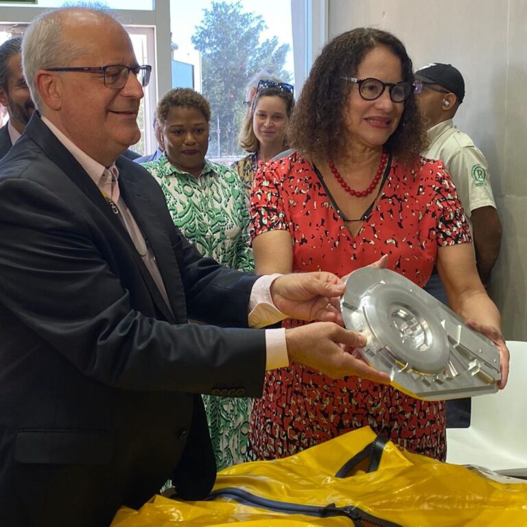 Diretor-Geral do CNPEM Antonio José Roque da Silva ao lado da ministra Luciana Santos, em mãos de uma maquete do Orion conectado ao Sirius (Créditos: Divulgação/CNPEM)