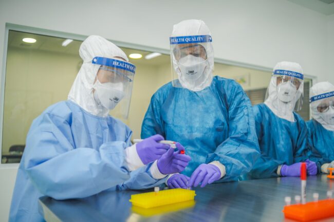 biosseg Legenda: Na foto, pesquisadores recebem capacitação em nível 3 de biossegurança no laboratório de treinamento que simula de ambientes de alta e máxima contenção biológica, situado no campus do CNPEM, em Campinas-SP (Créditos: Divulgação/CNPEM)