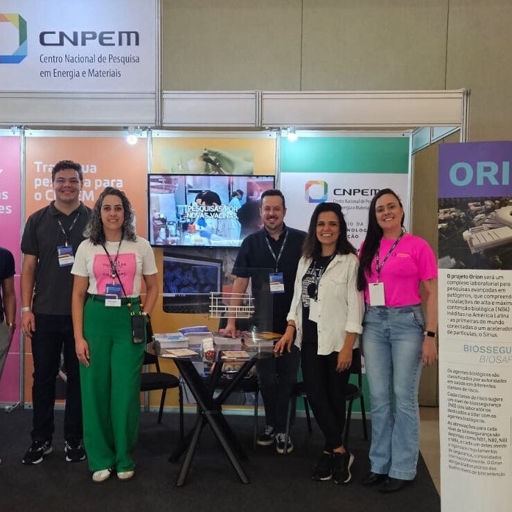 cbv Legenda: Estande do CNPEM com equipe de colaboradores do Centro. Projeto Orion foi destaque nos diálogos com os visitantes (Créditos: CNPEM/Divulgação)