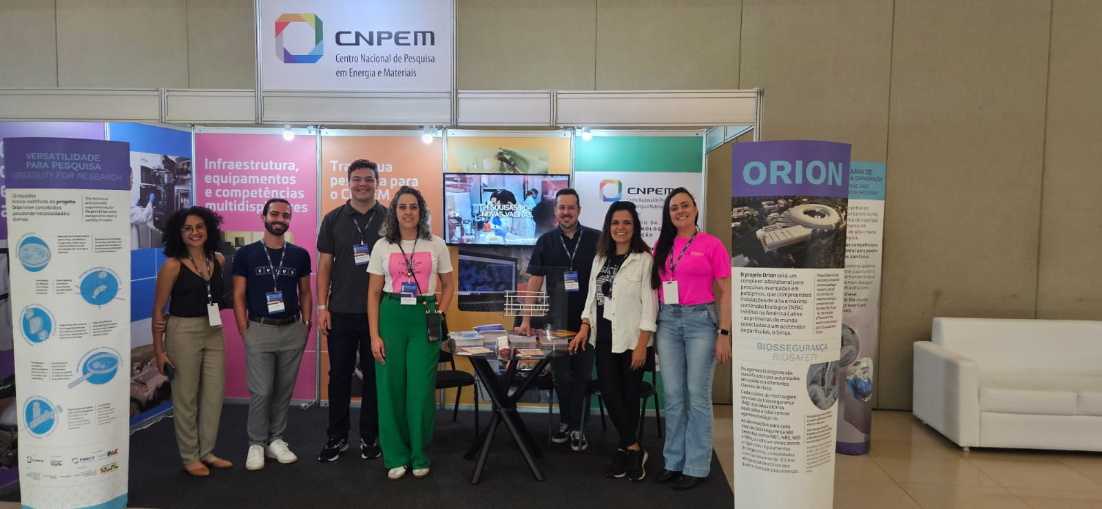 Legenda: Estande do CNPEM com equipe de colaboradores do Centro. Projeto Orion foi destaque nos diálogos com os visitantes (Créditos: CNPEM/Divulgação)