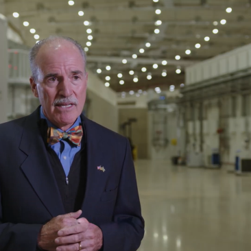 Peter_NIH_red Legenda: Representantes do HHS, NIH/Fogarty e Embaixada e Consulados dos EUA visitaram as instalações do CNPEM (Créditos: Divulgação/CNPEM)