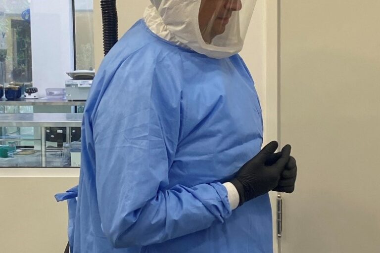 treinamento nb3 Legenda: Laboratório de treinamento do CNPEM conta com Equipamentos de Proteção Individual (EPIs) para nível 3 de biossegurança. Na foto, profissional em sessão prática utilizando respirador motorizado com filtro HEPA (Créditos: Divulgação/CNPEM)