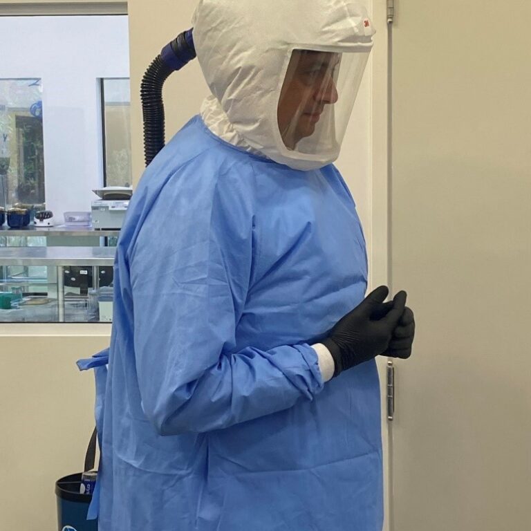 treinamento nb3 Legenda: Laboratório de treinamento do CNPEM conta com Equipamentos de Proteção Individual (EPIs) para nível 3 de biossegurança. Na foto, profissional em sessão prática utilizando respirador motorizado com filtro HEPA (Créditos: Divulgação/CNPEM)