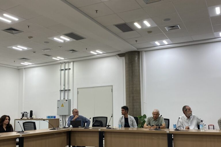 Comitiva composta pela diretoria da SBMT e representantes da Fiocruz foi recebida pelo Diretor-Geral do CNPEM Antonio José Roque da Silva, que apresentou à delegação detalhes do projeto Orion. (Créditos: Divulgação/CNPEM)