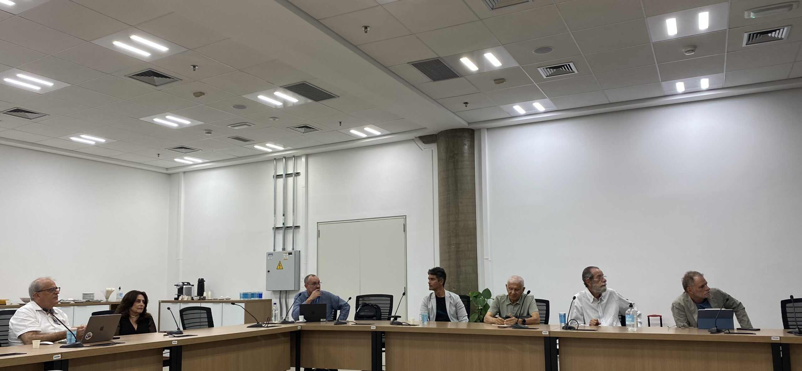 Comitiva composta pela diretoria da SBMT e representantes da Fiocruz foi recebida pelo Diretor-Geral do CNPEM Antonio José Roque da Silva, que apresentou à delegação detalhes do projeto Orion. (Créditos: Divulgação/CNPEM)