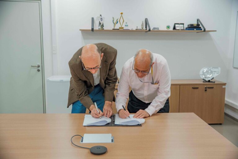 Legenda: Diretor-Geral da ERINHA Dr. Jonathan Ewbank (à esq.) e Diretor-Geral do CNPEM Antonio José Roque da Silva (à direita) assinam Memorando de Entendimento com vistas ao projeto Orion. (Créditos: Divulgação/CNPEM)