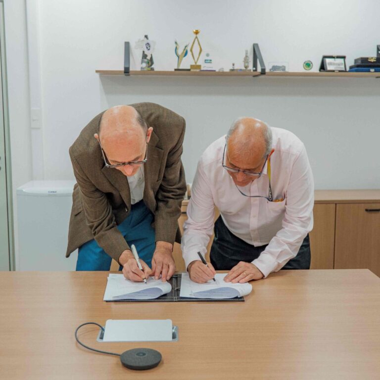 erina_red Legenda: Diretor-Geral da ERINHA Dr. Jonathan Ewbank (à esq.) e Diretor-Geral do CNPEM Antonio José Roque da Silva (à direita) assinam Memorando de Entendimento com vistas ao projeto Orion. (Créditos: Divulgação/CNPEM)