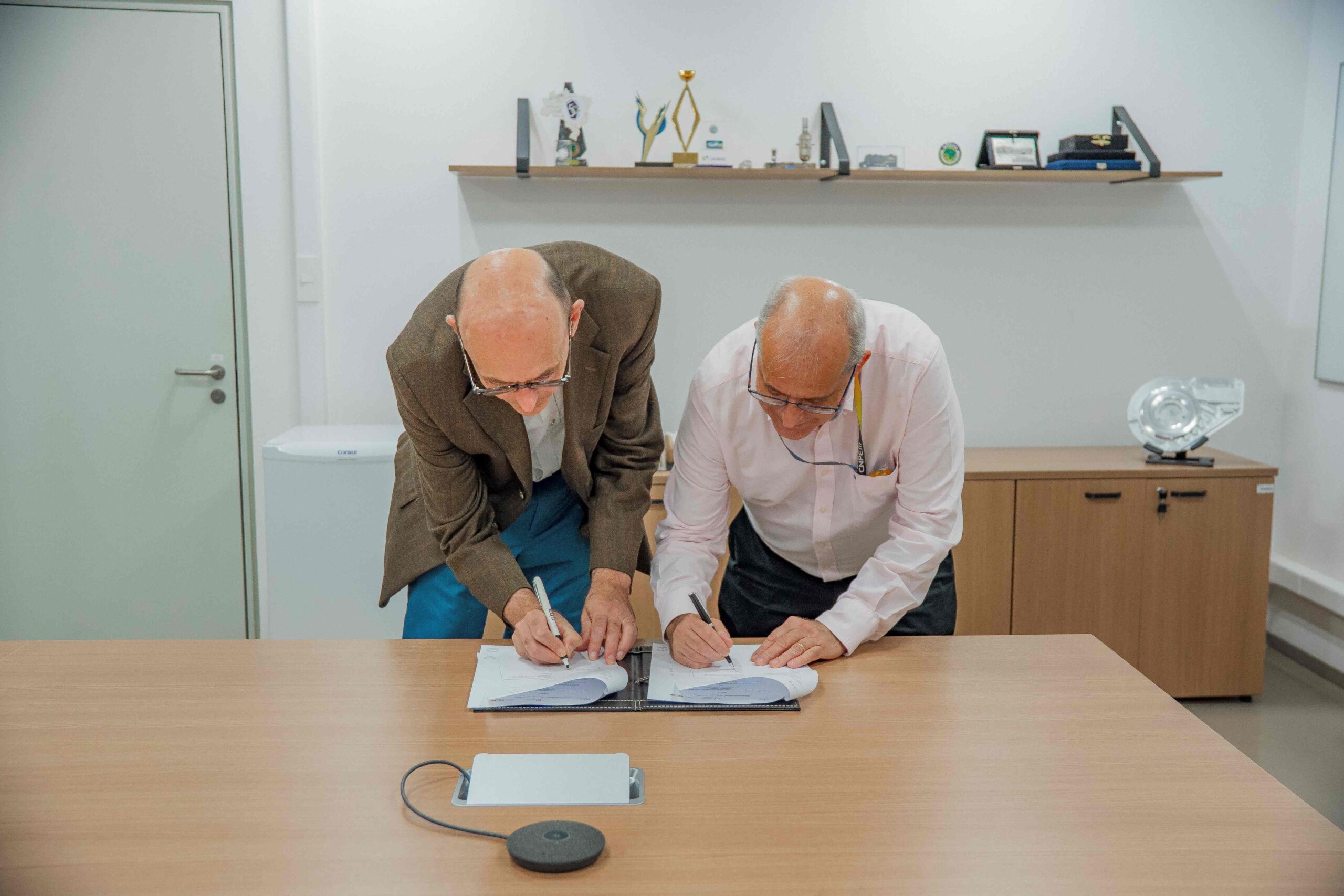 Legenda: Diretor-Geral da ERINHA Dr. Jonathan Ewbank (à esq.) e Diretor-Geral do CNPEM Antonio José Roque da Silva (à direita) assinam Memorando de Entendimento com vistas ao projeto Orion. (Créditos: Divulgação/CNPEM)