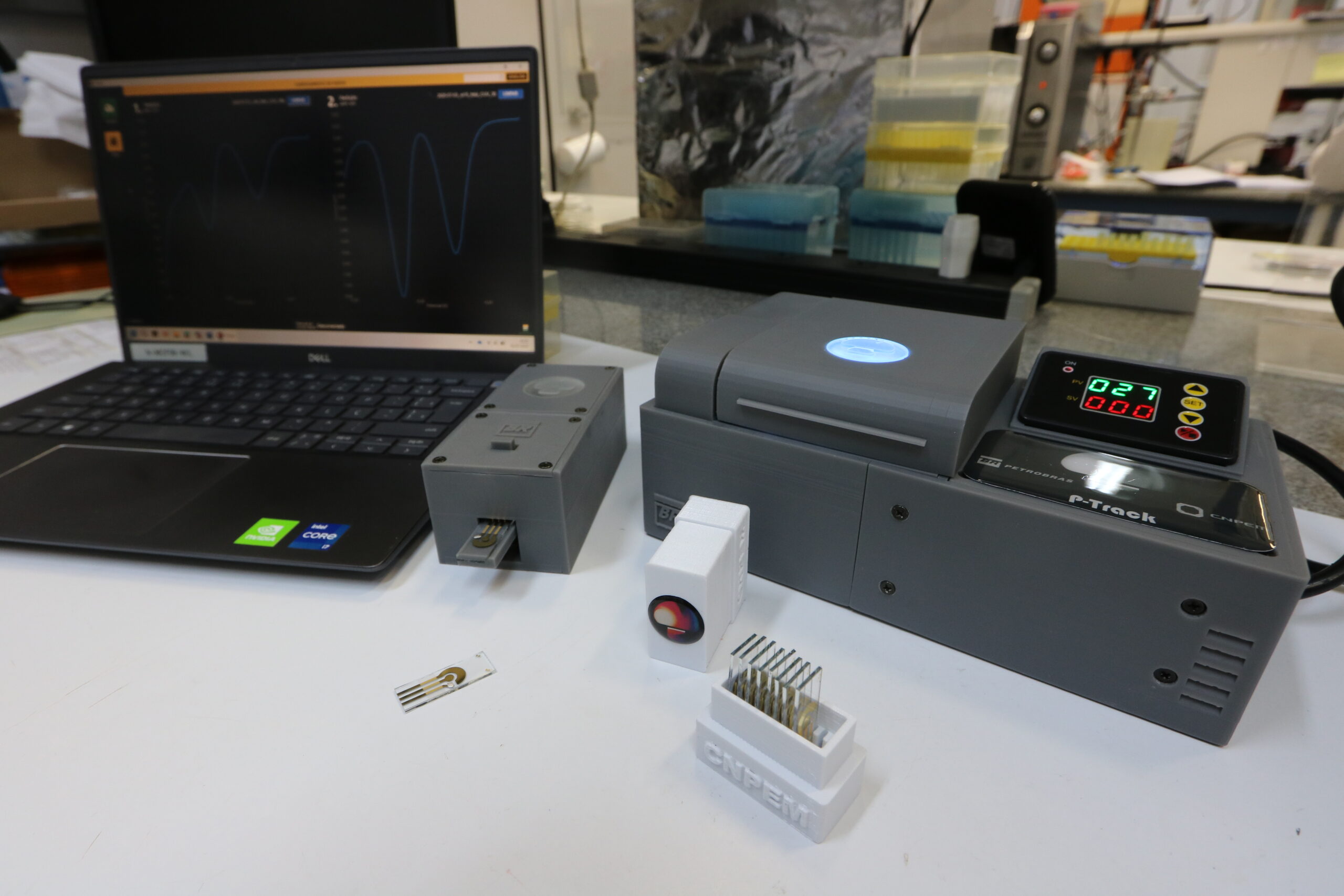 Sensor O sensor faz o monitoramento de produtos inibidores de incrustação no ambiente operacional de dutos de óleo e gás.