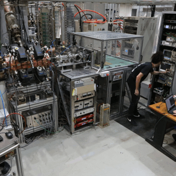 Pesquisadores do CNPEM em trabalho no primeiro protótipo do acelerador de prótons