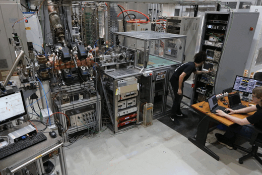 Pesquisadores do CNPEM em trabalho no primeiro protótipo do acelerador de prótons