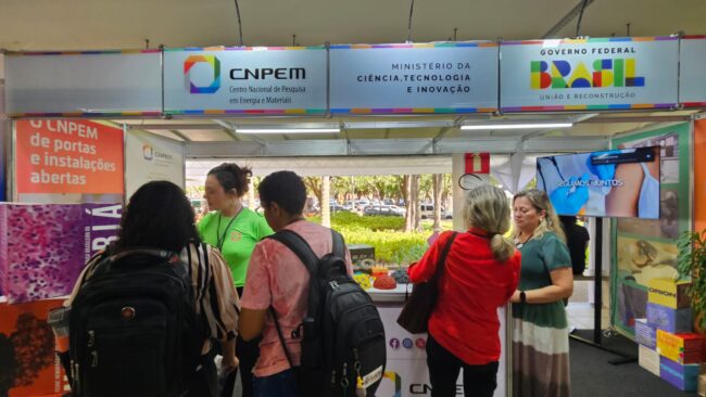 Legenda: Estande do CNPEM apresentou ao público detalhes sobre o futuro NB4 da América Latina, iniciativas de treinamento e acesso às instalações científicas do CNPEM (Créditos: Divulgação/CNPEM)