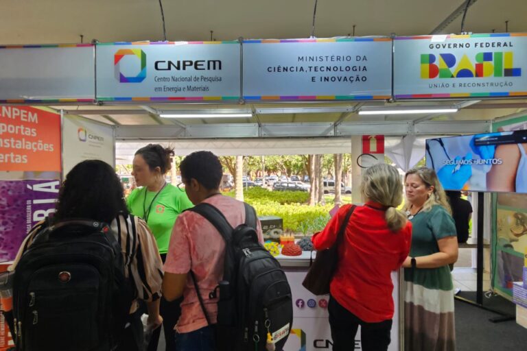Legenda: Estande do CNPEM apresentou ao público detalhes sobre o futuro NB4 da América Latina, iniciativas de treinamento e acesso às instalações científicas do CNPEM (Créditos: Divulgação/CNPEM)