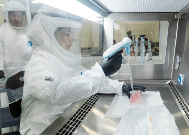 nb3 treinamento Na foto, simulação de como ocorre uma capacitação em laboratórios NB3, no laboratório de treinamento situado no campus do CNPEM (Créditos: Divulgação/CNPEM)