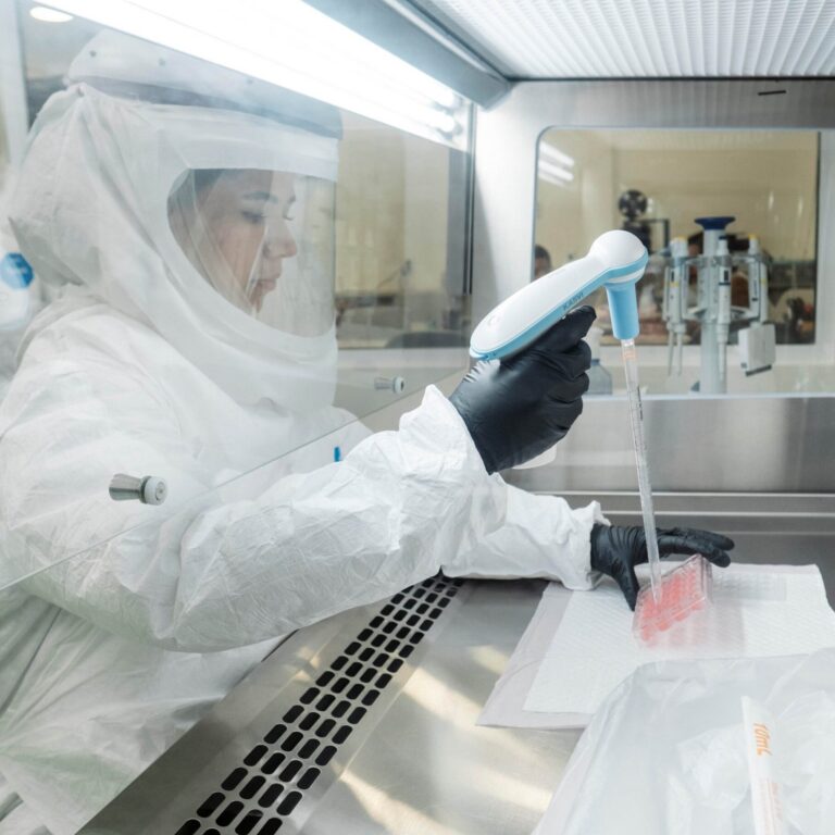 Na foto, simulação de como ocorre uma capacitação em laboratórios NB3, no laboratório de treinamento situado no campus do CNPEM (Créditos: Divulgação/CNPEM)