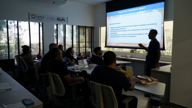 treinamento butantan Legenda: Treinamento envolve sessões teóricas e práticas em um laboratório de simulação projetado como réplica fiel das instalações que caracterizam ambientes NB3 e NB4 (Créditos: Divulgação/CNPEM)