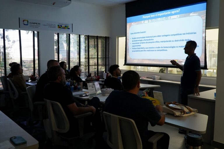 Legenda: Treinamento envolve sessões teóricas e práticas em um laboratório de simulação projetado como réplica fiel das instalações que caracterizam ambientes NB3 e NB4 (Créditos: Divulgação/CNPEM)