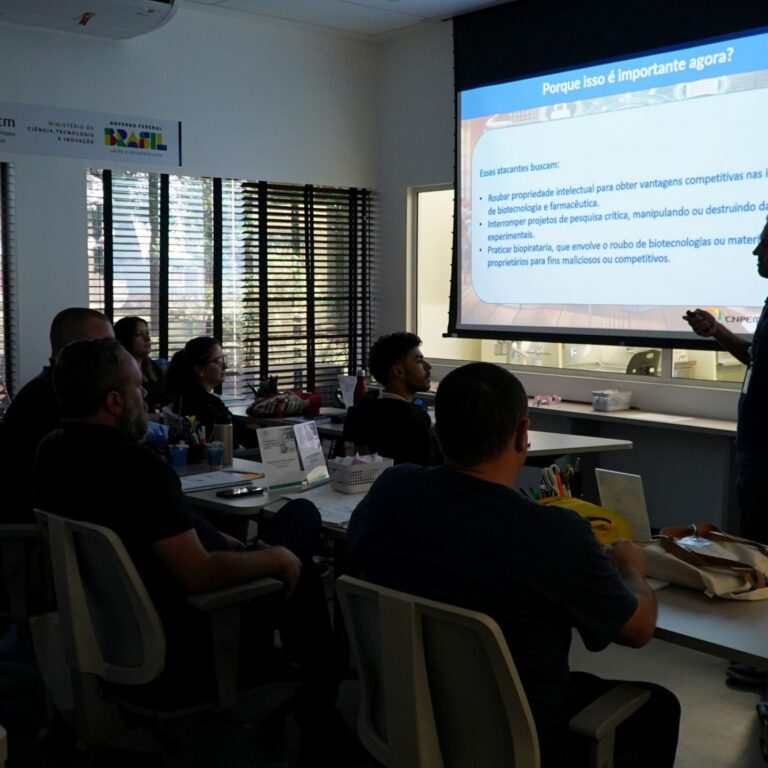 Legenda: Treinamento envolve sessões teóricas e práticas em um laboratório de simulação projetado como réplica fiel das instalações que caracterizam ambientes NB3 e NB4 (Créditos: Divulgação/CNPEM)