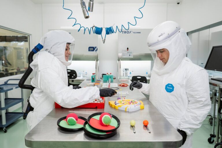 Na foto, colaboradoras que integram a equipe de Biossegurança do CNPEM vestem paramentação de laboratórios de nível 3 de biossegurança simulando treinamento em alta contenção biológica com elementos lúdicos. Atualmente, o centro oferece o Programa de Treinamento & Capacitação voltado a laboratórios NB3 (Créditos Guilherme Galembeck/CNPEM)