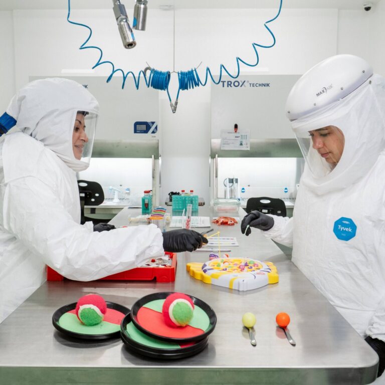 Na foto, colaboradoras que integram a equipe de Biossegurança do CNPEM vestem paramentação de laboratórios de nível 3 de biossegurança simulando treinamento em alta contenção biológica com elementos lúdicos. Atualmente, o centro oferece o Programa de Treinamento & Capacitação voltado a laboratórios NB3 (Créditos Guilherme Galembeck/CNPEM)