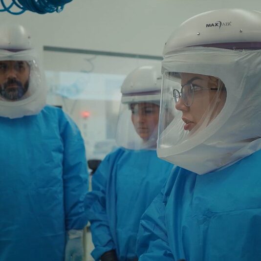 Legenda: Grupo do Laboratório Nacional de Virologia da Hungria recebe treinamento em NB3 no laboratório de treinamento do CNPEM (Créditos: Divulgação/CNPEM)