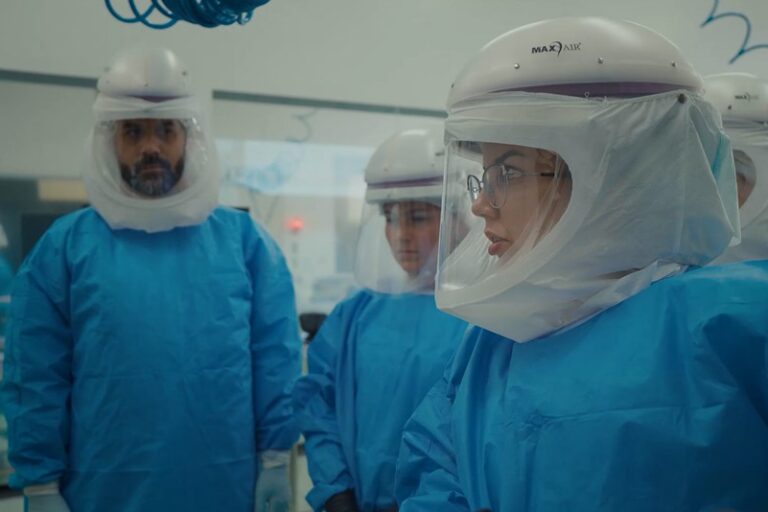 Legenda: Grupo do Laboratório Nacional de Virologia da Hungria recebe treinamento em NB3 no laboratório de treinamento do CNPEM (Créditos: Divulgação/CNPEM)