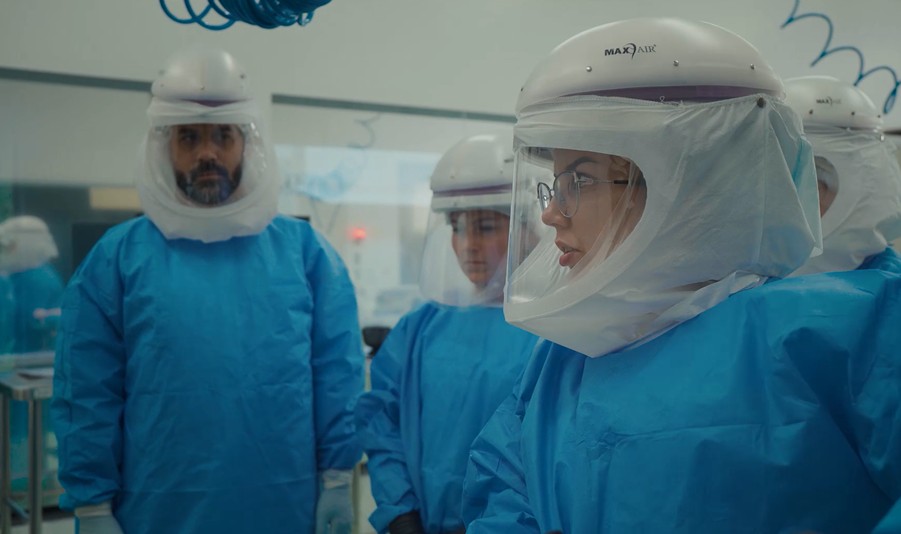 Legenda: Grupo do Laboratório Nacional de Virologia da Hungria recebe treinamento em NB3 no laboratório de treinamento do CNPEM (Créditos: Divulgação/CNPEM)