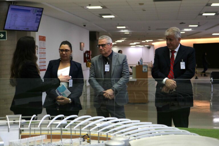 sbcc Legenda: Representantes da SBCC visitaram instalações do CNPEM (Créditos: Divulgação/CNPEM)
