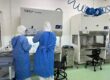 Legenda: Participantes realizam atividades práticas no laboratório de treinamento do CNPEM durante capacitação em alta contenção biológica. (Créditos: Divulgação/CNPEM)