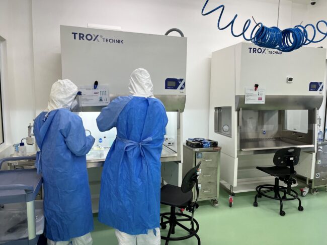 Legenda: Participantes realizam atividades práticas no laboratório de treinamento do CNPEM durante capacitação em alta contenção biológica. (Créditos: Divulgação/CNPEM)