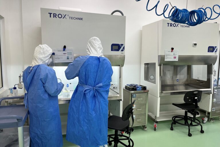 Legenda: Participantes realizam atividades práticas no laboratório de treinamento do CNPEM durante capacitação em alta contenção biológica. (Créditos: Divulgação/CNPEM)