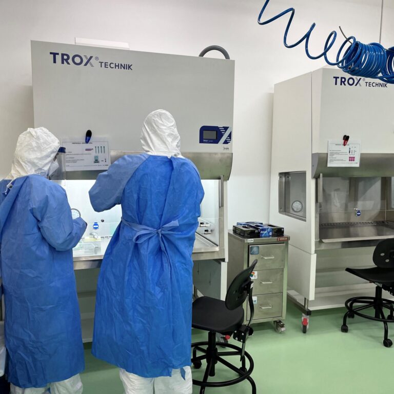 Legenda: Participantes realizam atividades práticas no laboratório de treinamento do CNPEM durante capacitação em alta contenção biológica. (Créditos: Divulgação/CNPEM)