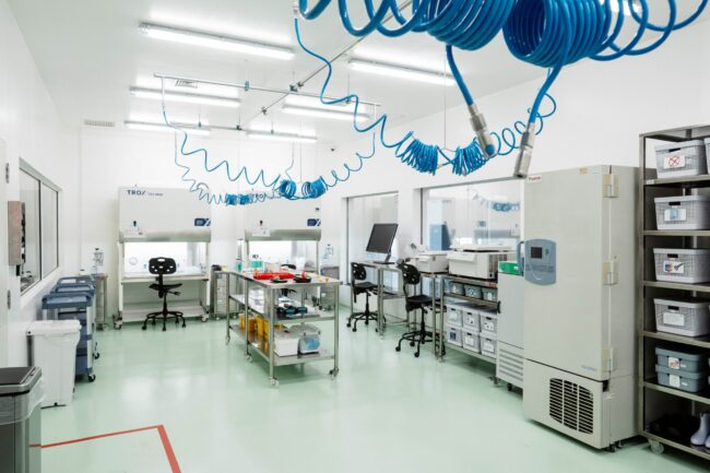 Legenda: Na foto, laboratório de treinamento do CNPEM, que simula as condições de infraestruturas NB-3 e NB-4. (Crédito: Guilherme Galembeck/CNPEM)