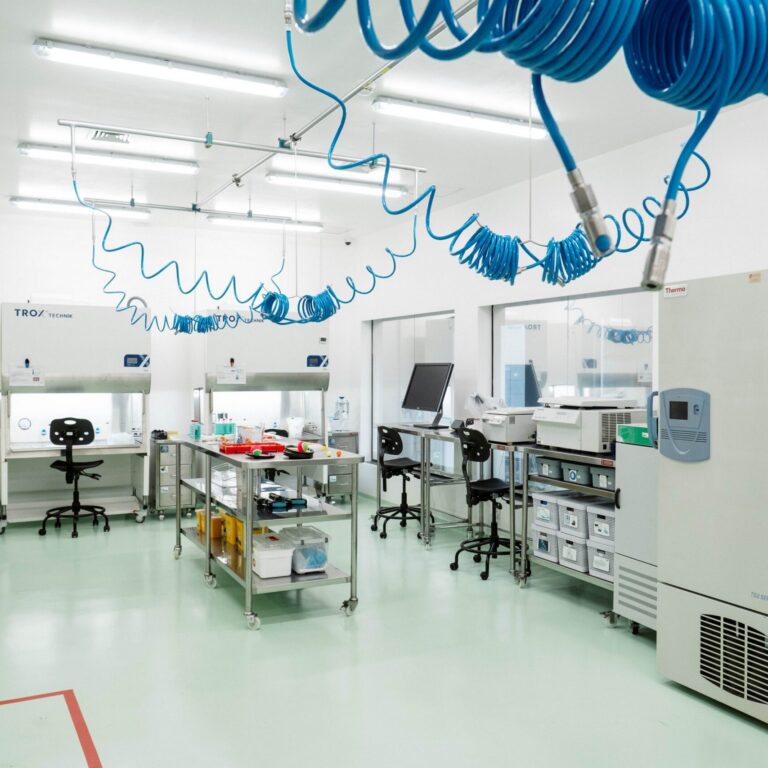 Legenda: Na foto, laboratório de treinamento do CNPEM, que simula as condições de infraestruturas NB-3 e NB-4. (Crédito: Guilherme Galembeck/CNPEM)